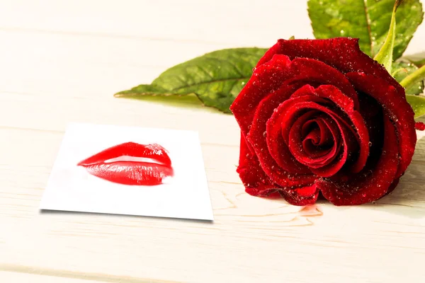 Lábios vermelhos lindos contra cartão branco — Fotografia de Stock