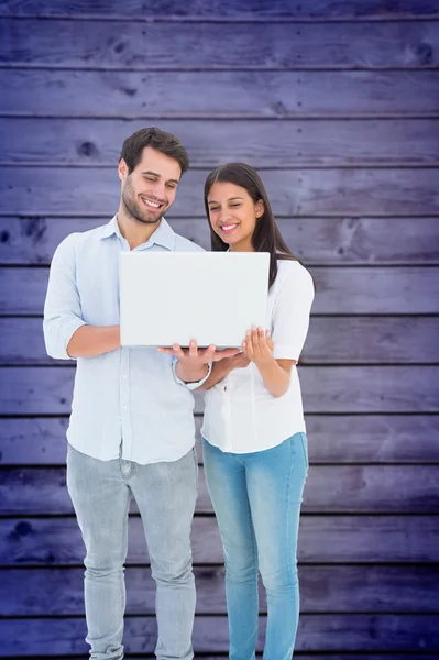 Mladý pár se drží jejich laptop — Stock fotografie