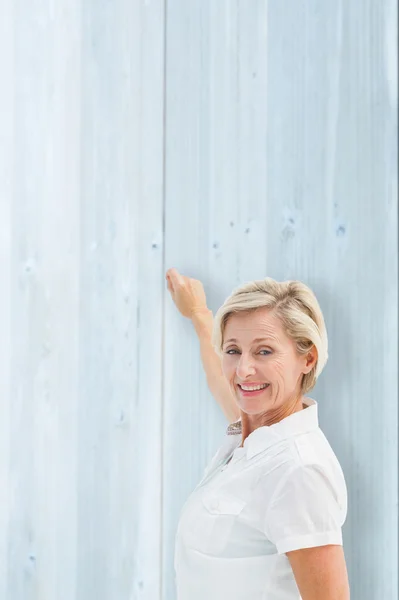 Mulher madura feliz escrevendo e sorrindo — Fotografia de Stock