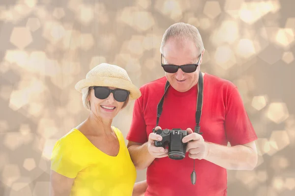 Heureux couple mature portant des lunettes de soleil — Photo