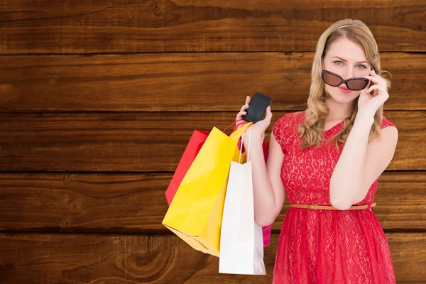 Frau mit Einkaufstaschen und Smartphone — Stockfoto