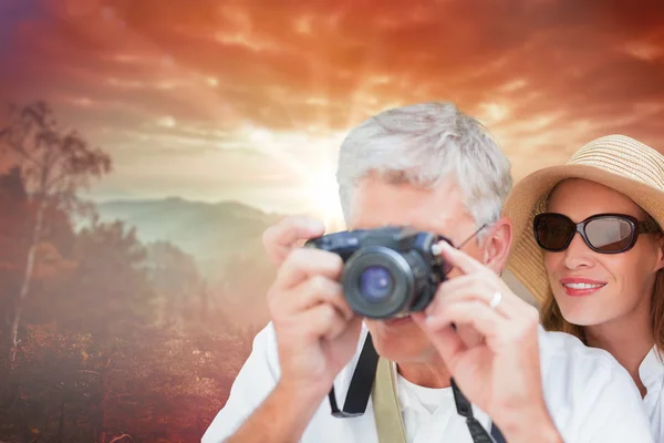 Vacationing couple taking photo — Stock Photo, Image