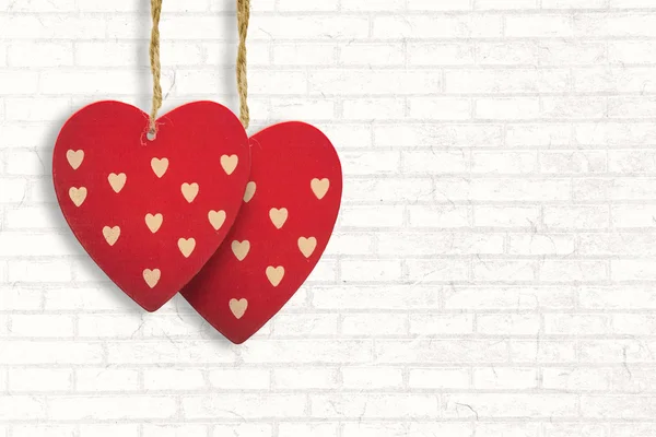 Corazones decoraciones contra la pared blanca — Foto de Stock