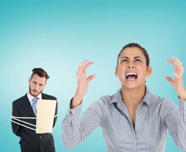 Mann mit Seil gefesselt und wütende Geschäftsfrau — Stockfoto