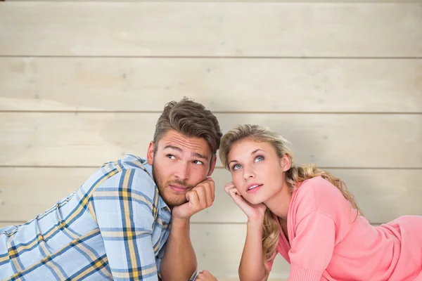Atraente jovem casal mentindo e pensando — Fotografia de Stock