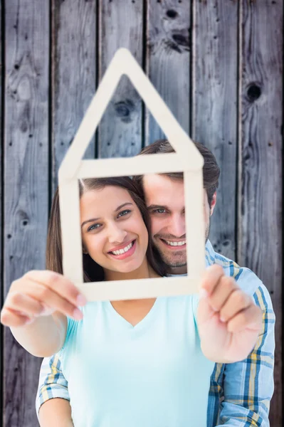 Pareja joven con forma de casa — Foto de Stock