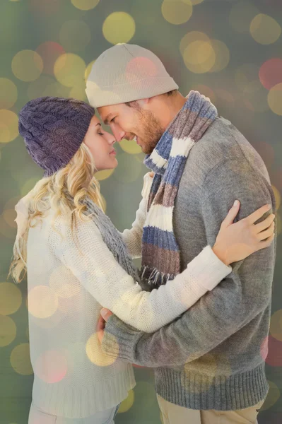 Paar in Wintermode umarmt — Stockfoto