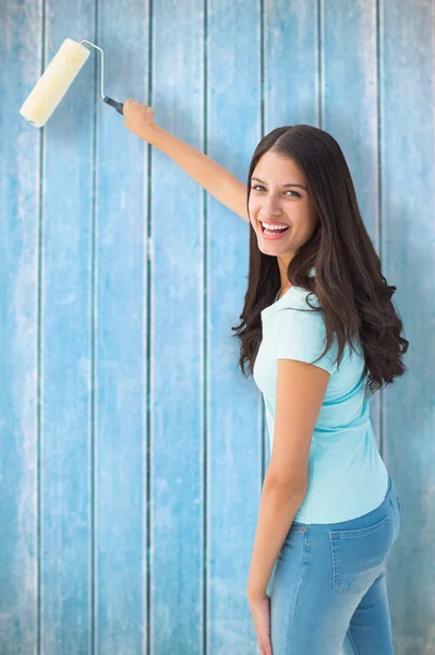 Junge Brünette Malerei mit Roller — Stockfoto