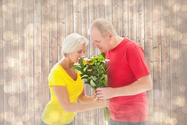 Homme offrant des fleurs à son partenaire — Photo