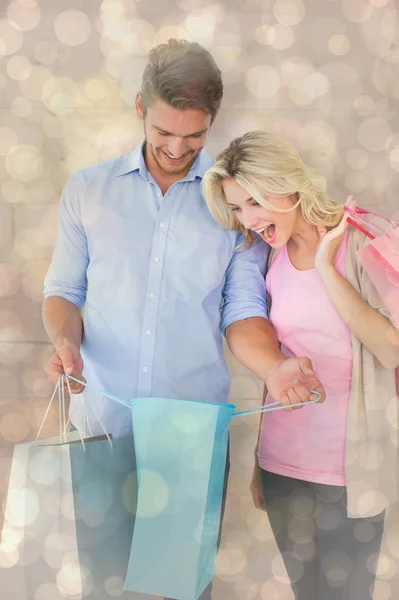 Pareja sosteniendo bolsas de compras — Foto de Stock