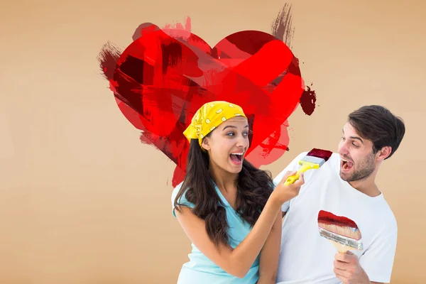 Pareja pintando juntos y riendo — Foto de Stock