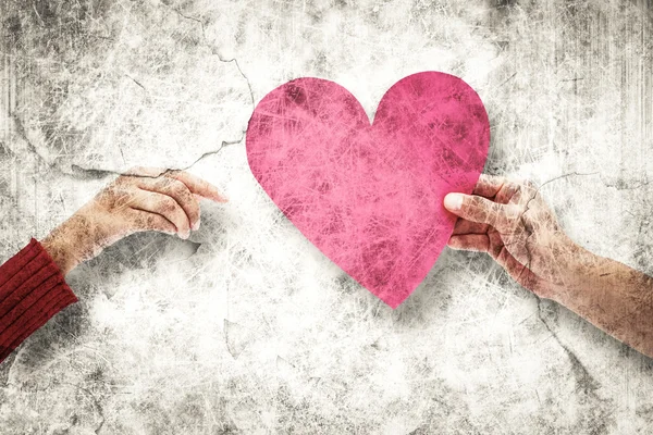Couple holding a heart — Stock Photo, Image