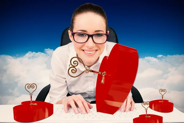 Mujer de negocios escribiendo en un teclado — Foto de Stock