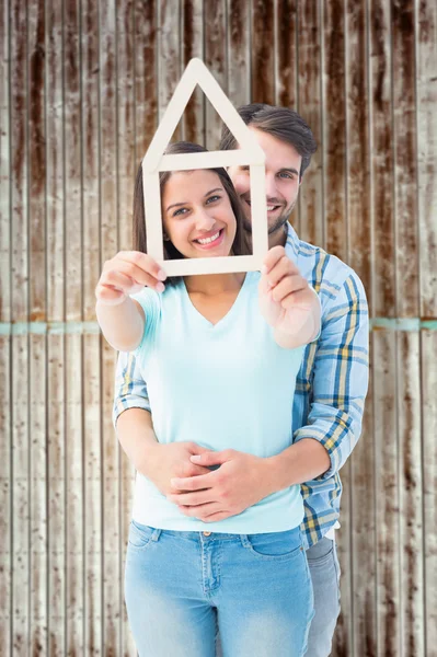 Junges Paar mit Hausgestalt — Stockfoto