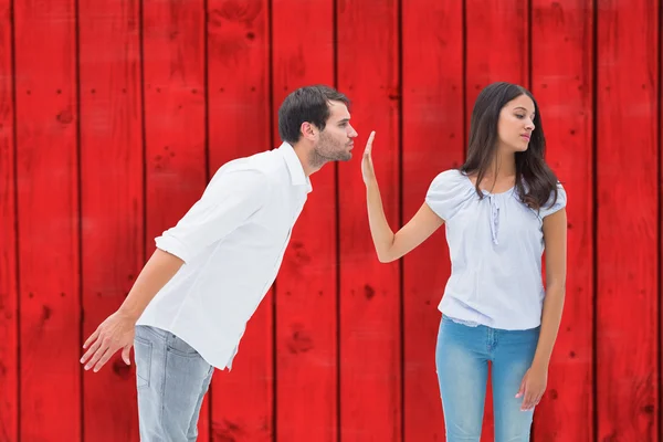 Brünette interessiert sich nicht für Männervorstöße — Stockfoto