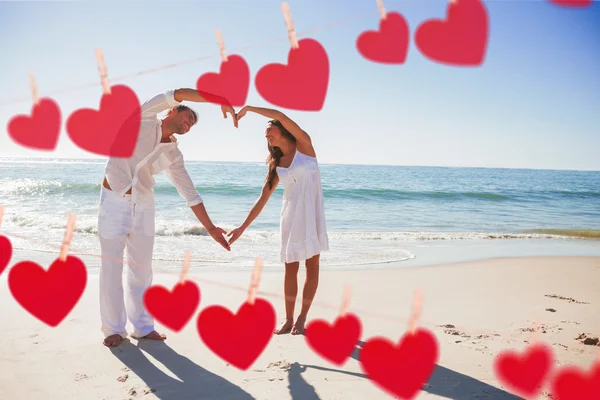 Casal formando forma de coração com braços — Fotografia de Stock