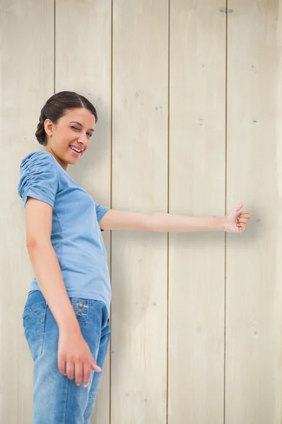 Mooie brunette geven duimen omhoog — Stockfoto