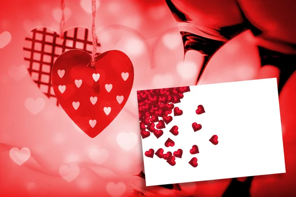 Červená láska srdce proti bílé karty — Stock fotografie