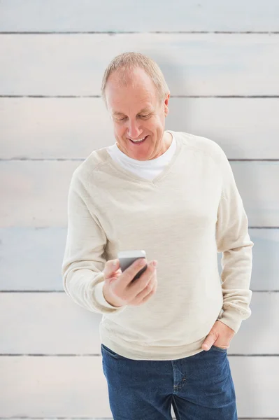 Gelukkig volwassen man verzenden van een tekst — Stockfoto