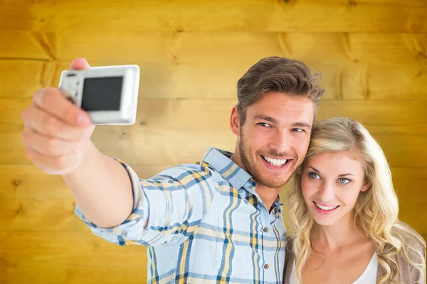 Atraktivní pár společně s selfie — Φωτογραφία Αρχείου