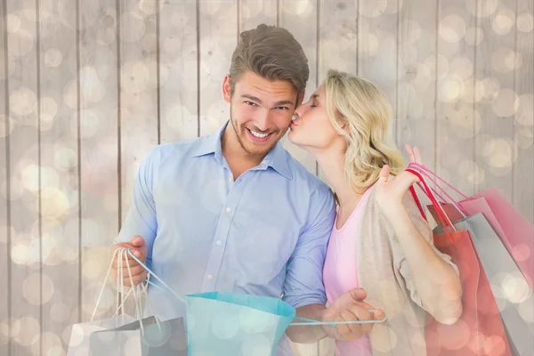 Casal segurando sacos de compras — Fotografia de Stock