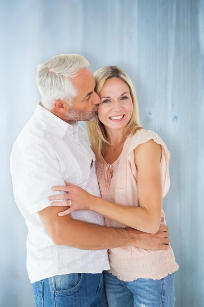 Man kissing his wife on the cheek — Stock Photo, Image