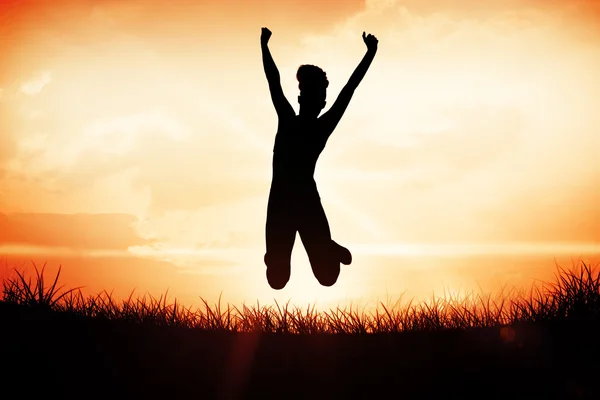 Спортивная счастливая женщина прыгает — стоковое фото