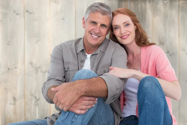 Coppia casual seduta e sorridente — Foto Stock