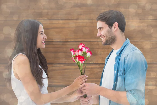 Hipster dando a sua namorada rosas — Fotografia de Stock