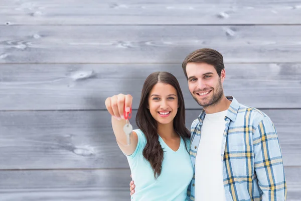 Ehepaar zeigt neuen Hausschlüssel — Stockfoto