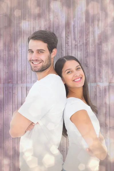 Gelukkige paar glimlachen op camera — Stockfoto