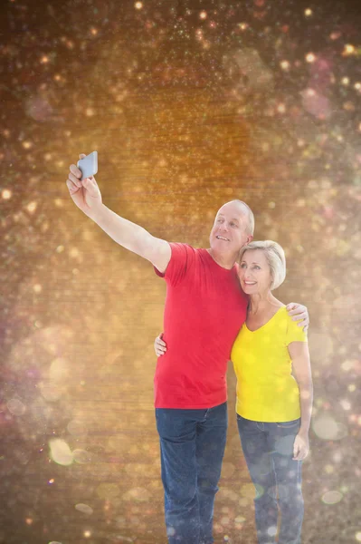 Paar macht gemeinsam ein Selfie — Stockfoto