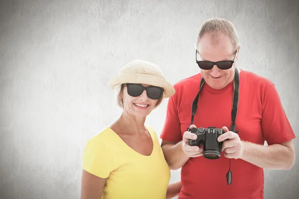 Par bär solglasögon — Stockfoto