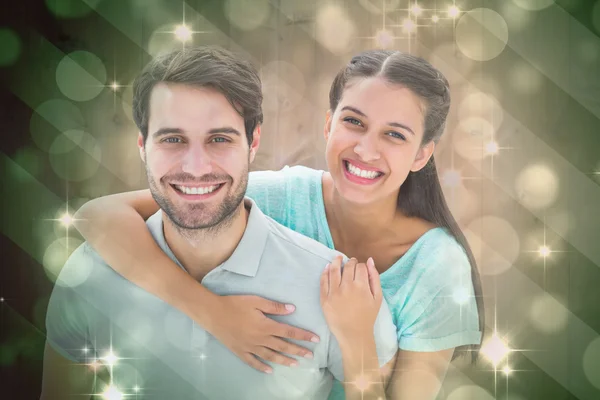 Leuk paar glimlachen op camera — Stockfoto