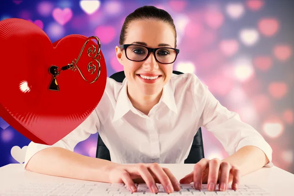 Mujer de negocios escribiendo en un teclado —  Fotos de Stock