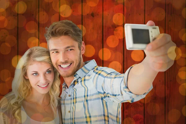 Atrakcyjna para razem przy selfie — Zdjęcie stockowe