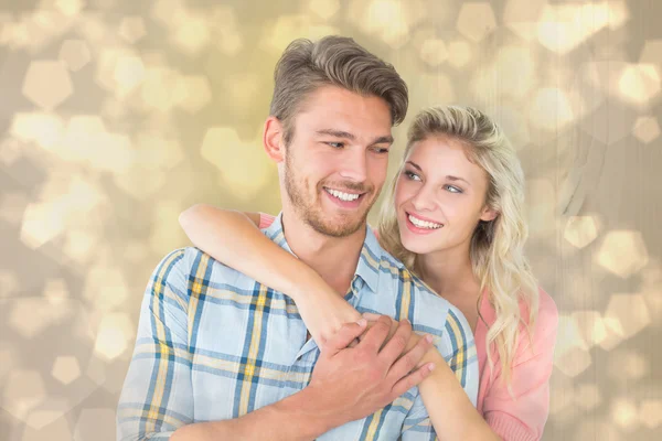 Attraktives Paar umarmt und lächelt — Stockfoto