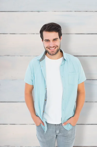 Casual homem sorrindo para a câmera — Fotografia de Stock