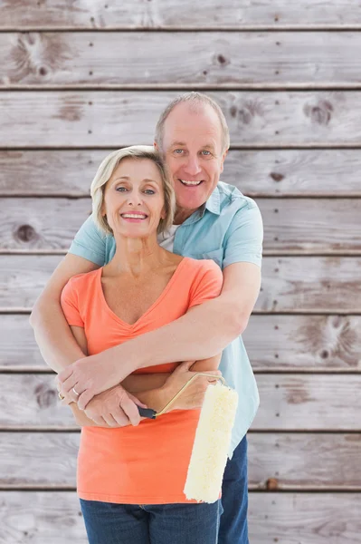 Gelukkig ouder koppel houden verfroller — Stockfoto