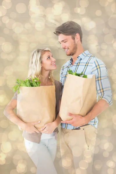 Pár se drží své tašky s potravinami — Stock fotografie