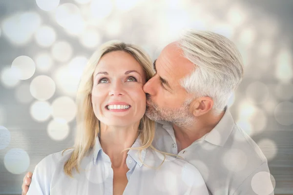 Hombre cariñoso besando a su esposa en la mejilla — Foto de Stock