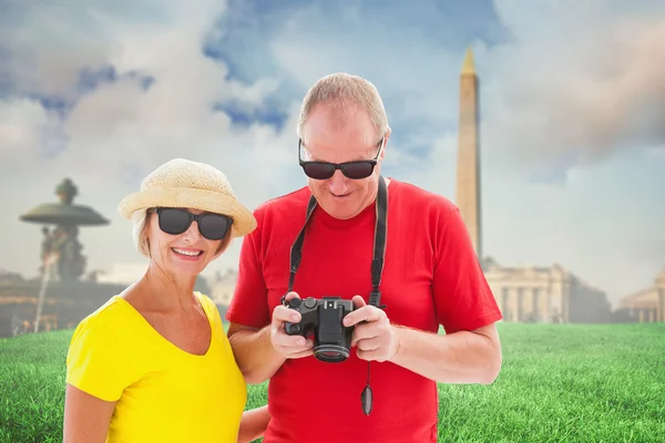 Feliz pareja madura con gafas de sol — Foto de Stock