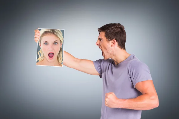 Uomo in possesso di foto con bionda scioccata — Foto Stock