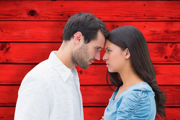 Arg par stirrade på varandra — Stockfoto