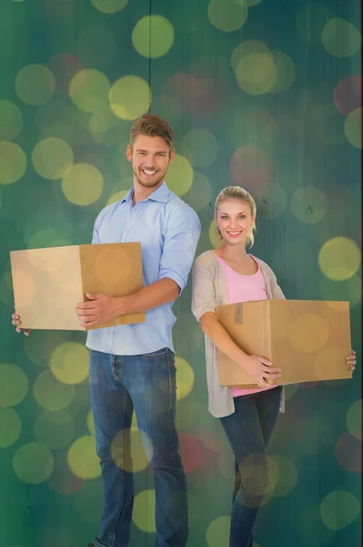 Pareja joven llevando cajas móviles — Foto de Stock