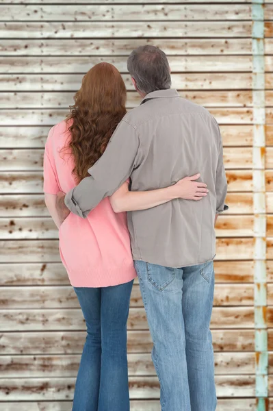 Casual casal de pé braços ao redor — Fotografia de Stock