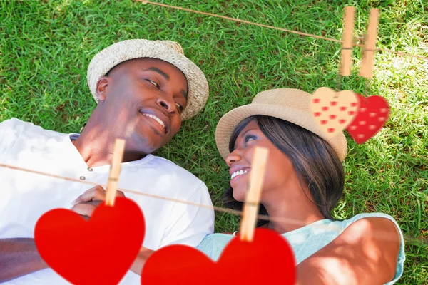 Casal deitado no jardim juntos na grama — Fotografia de Stock