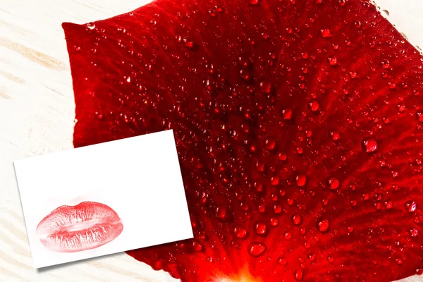 Superbes lèvres rouges contre carte blanche — Photo