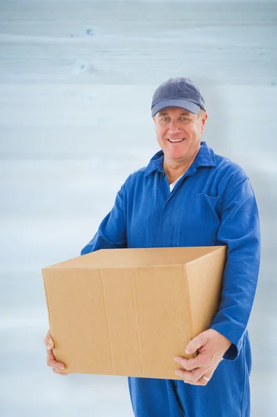 Uomo di consegna in possesso di scatola di cartone — Foto Stock