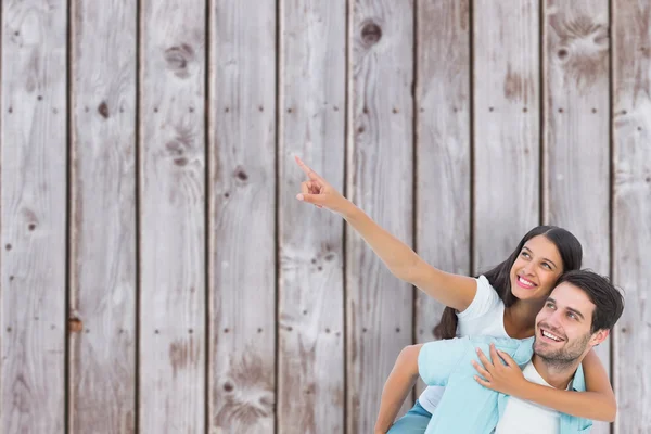 Uomo dando bella fidanzata maialino indietro — Foto Stock